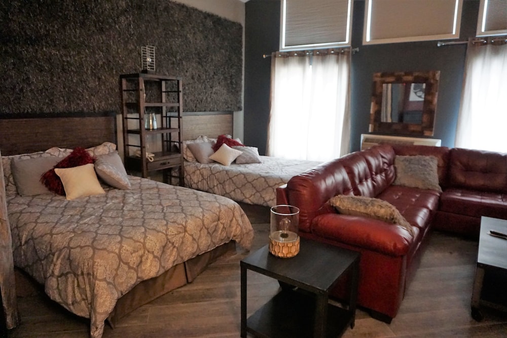 River Hills Hotel 35/66