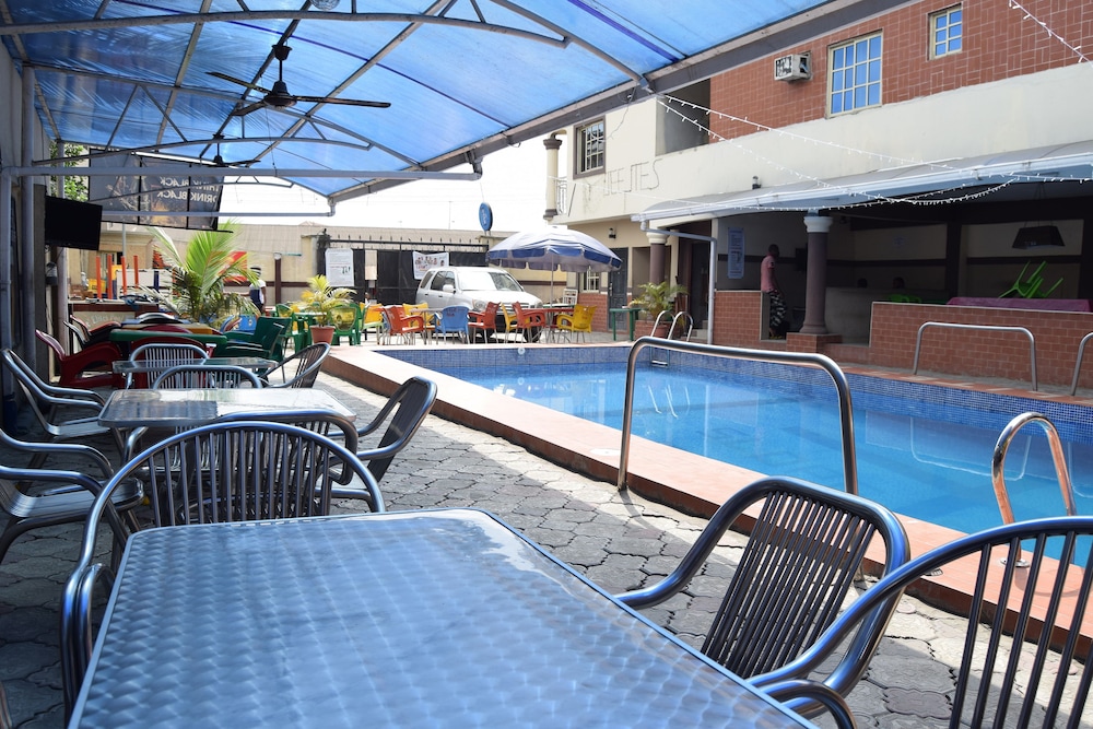 De'elites Pool Bar & Inn 25/30