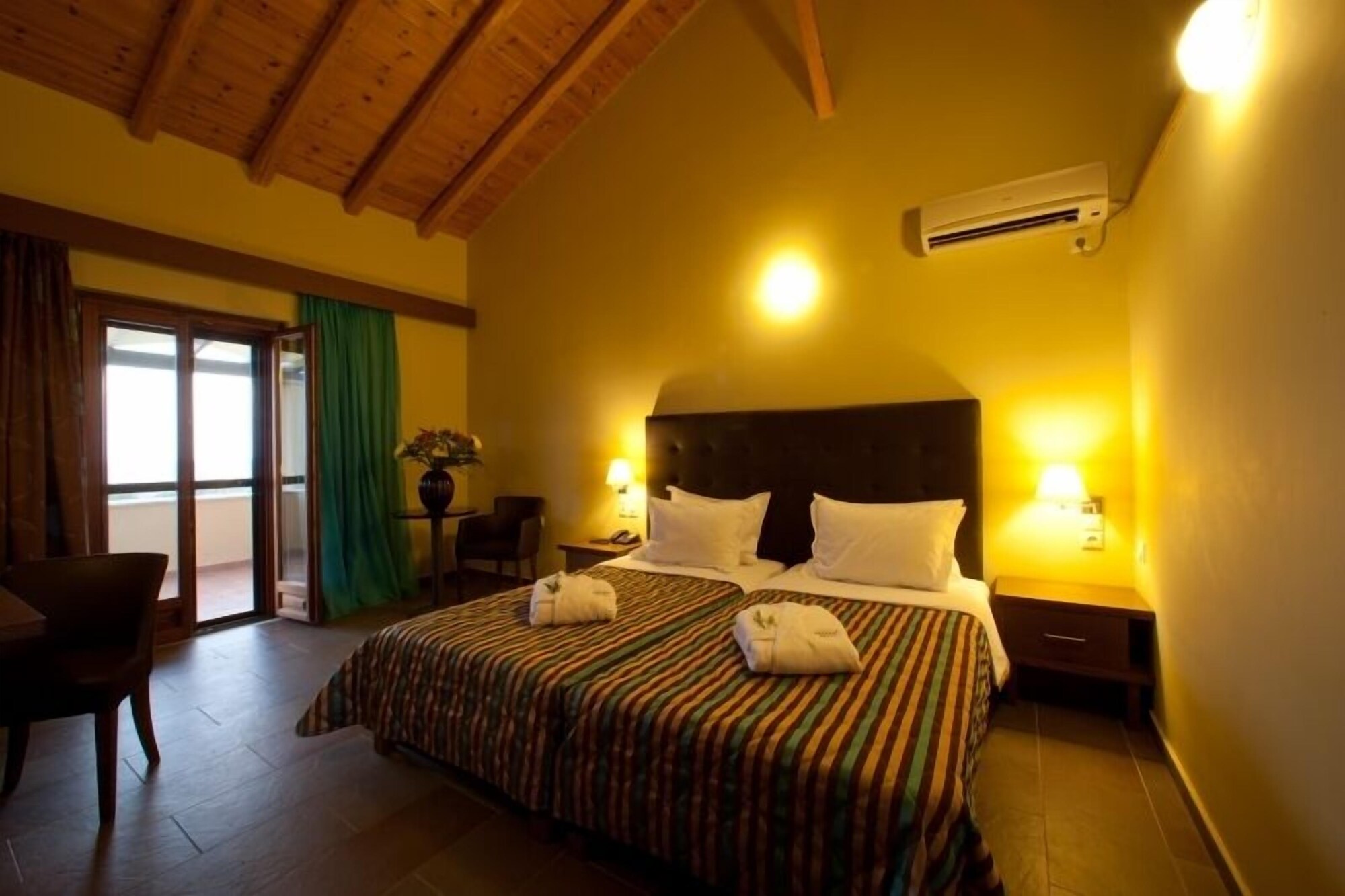 ROOM, TWIN BEDS