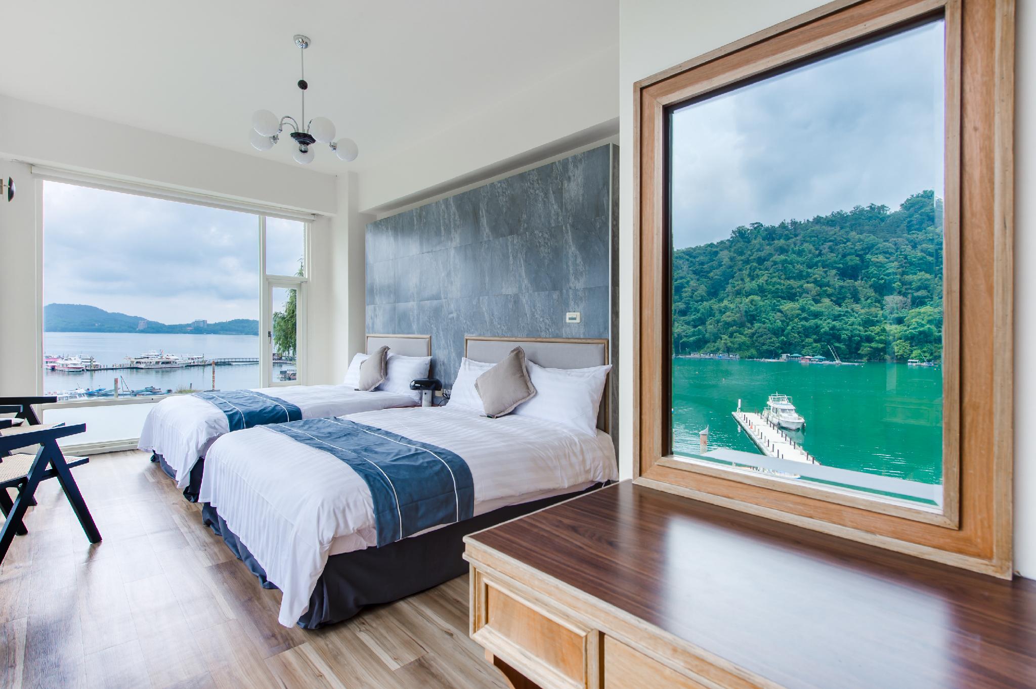Deluxe, Quadruple, Lake View