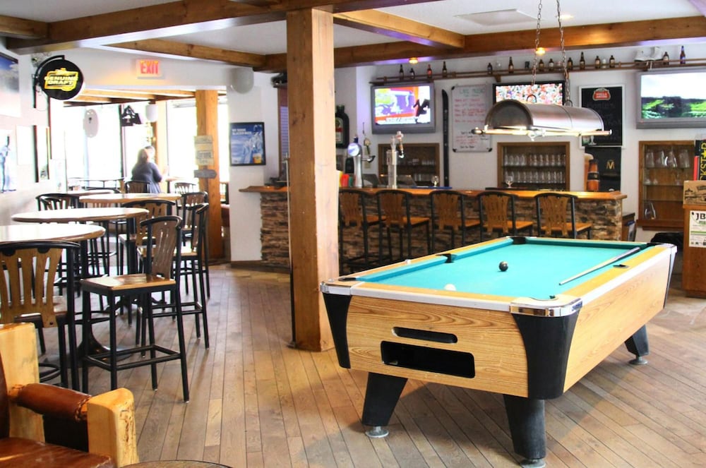 WHISTLERS INN 25/38