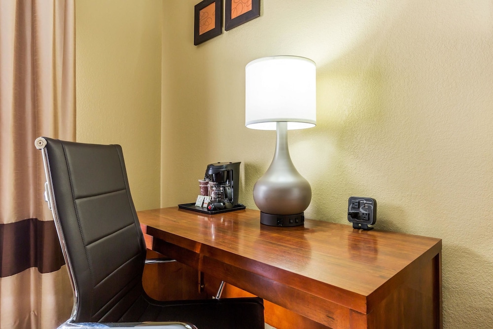 Comfort Suites Near I-80 And I-94 31/39