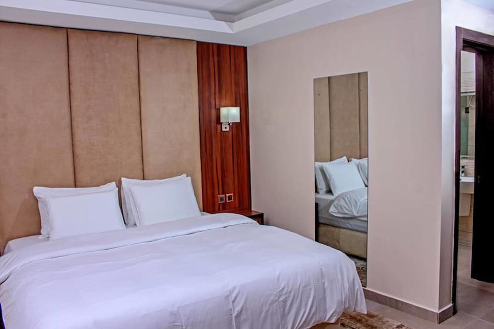SUITE, QUEEN BED