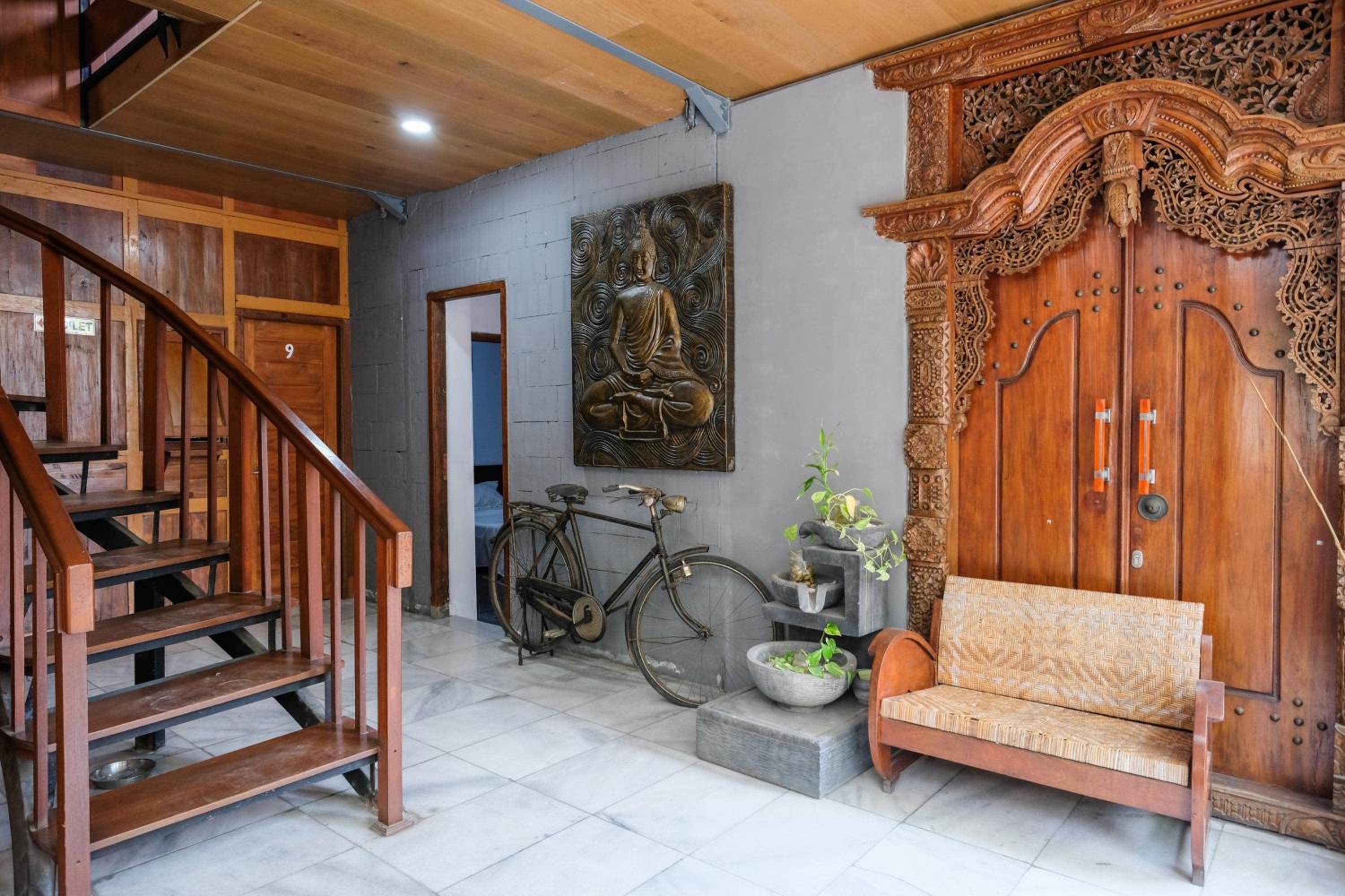 OYO 4016 Tan Jokteng Guest House 12/51