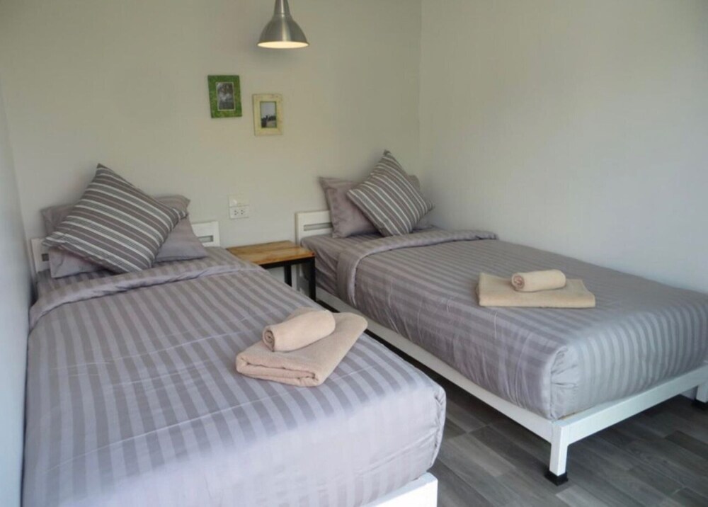 STANDARD, TWIN BEDS, SHARED BATHROOM