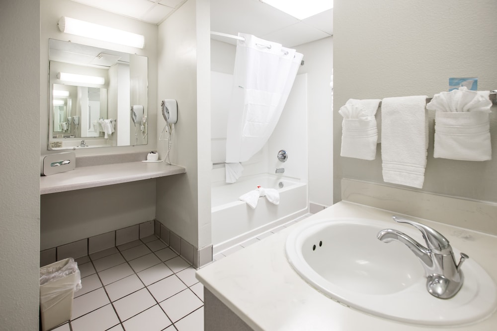 Days Inn & Suites By Wyndham Jekyll Island 14/58