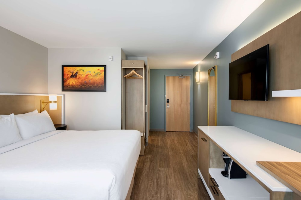 SUITE, KING BED
