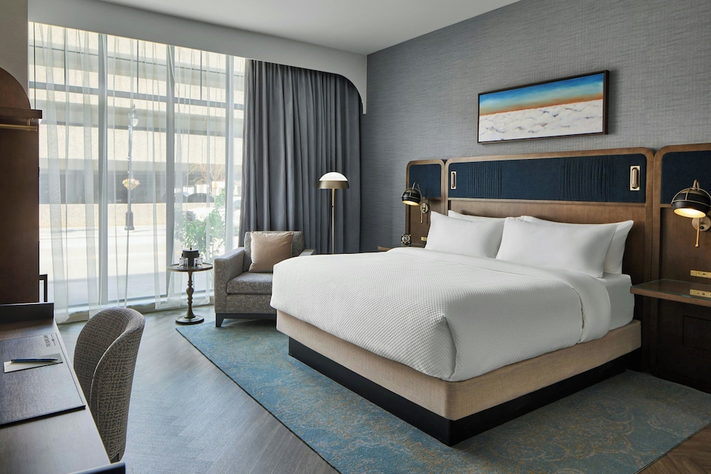 Studio, King Bed, City View