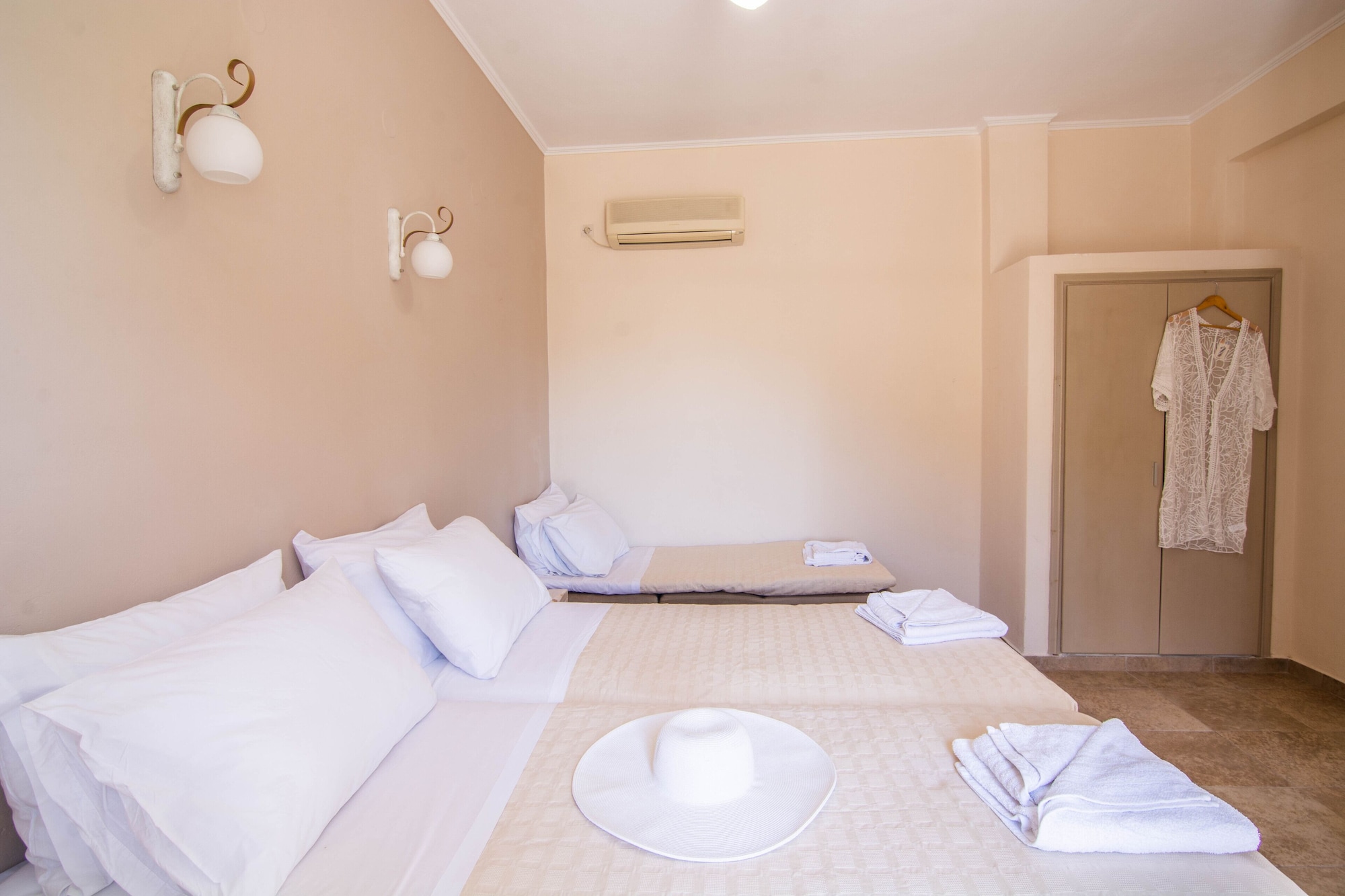 1 Bedroom, Apartment, Twin Beds, Queen Bed, Sofa, Phevos Villa 5/9