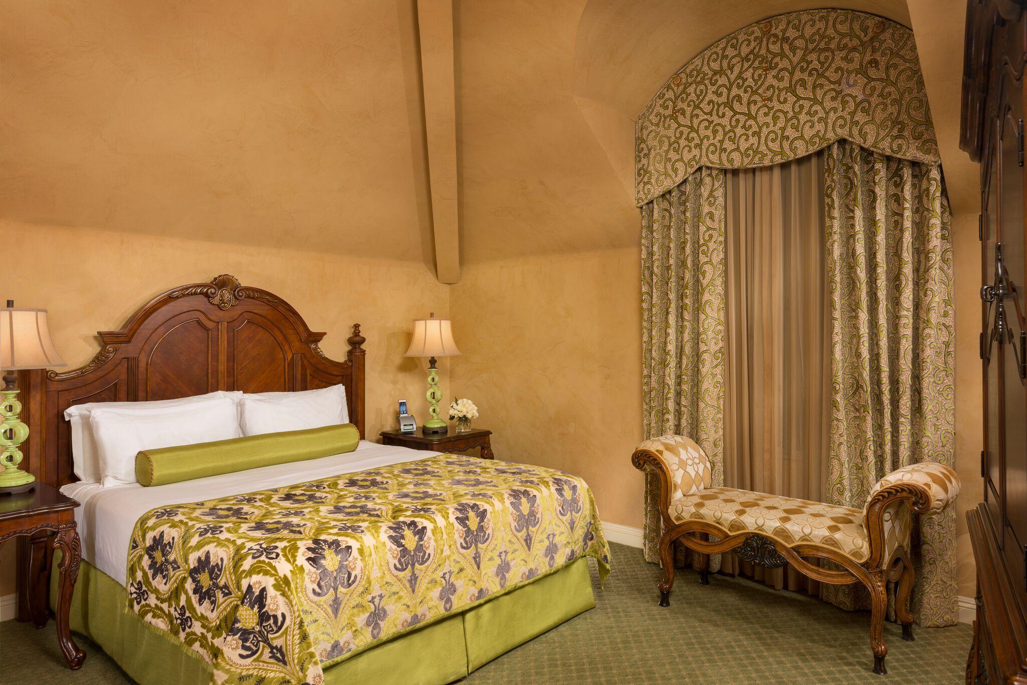 Courtyard, King Bed