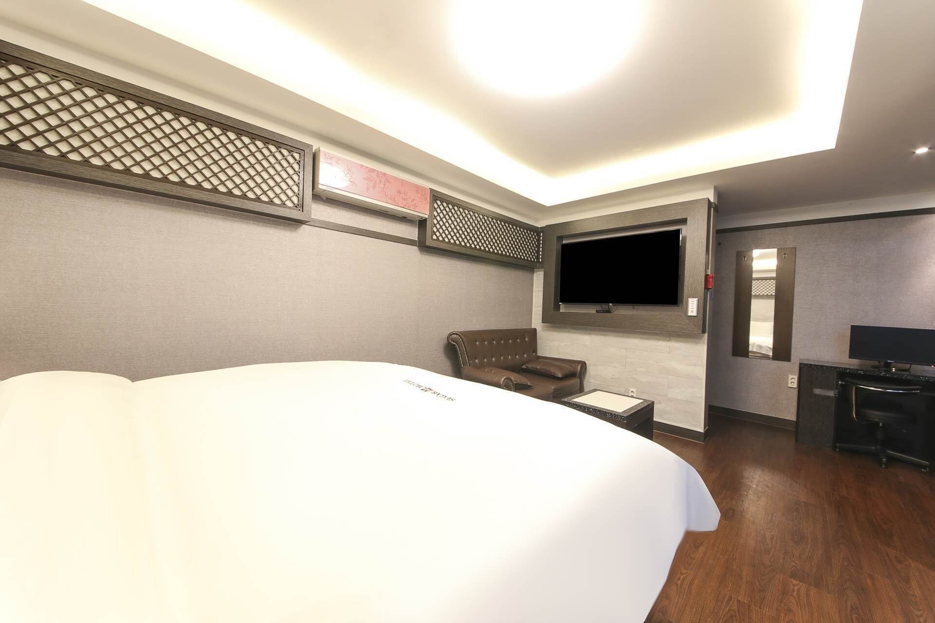 DELUXE, DOUBLE BED