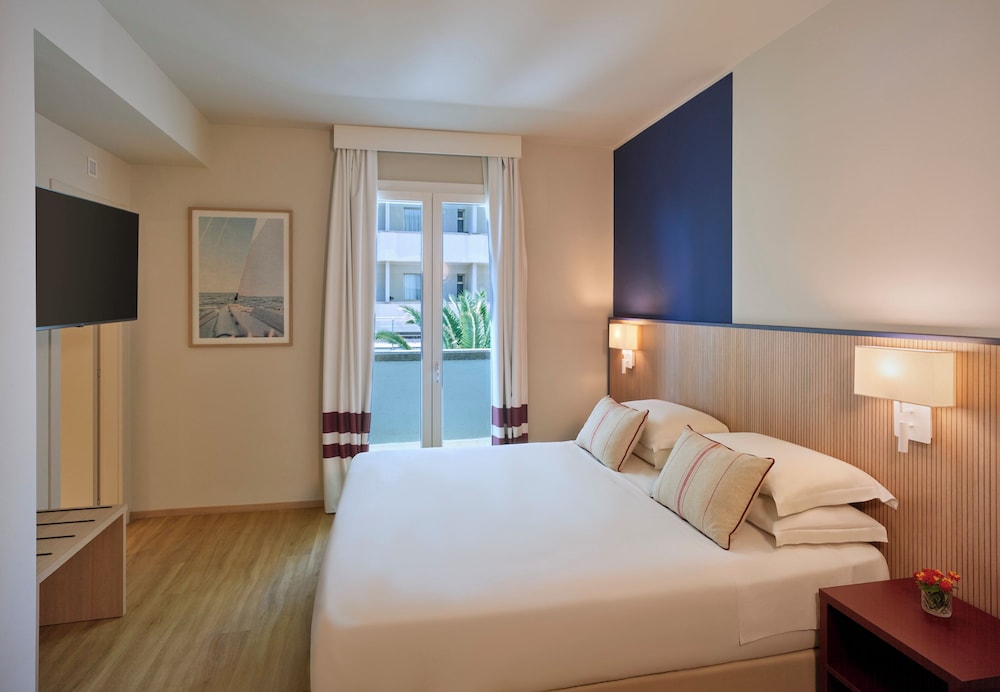 غرفة سوبيريور رباعية بسريرين منفصلين بشرفة مع أريكة، Serena Majestic Hotel Residence 2/2