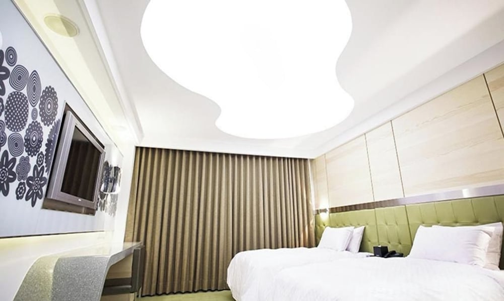 Royal Group Hotel Ho Yi Branch 10/18