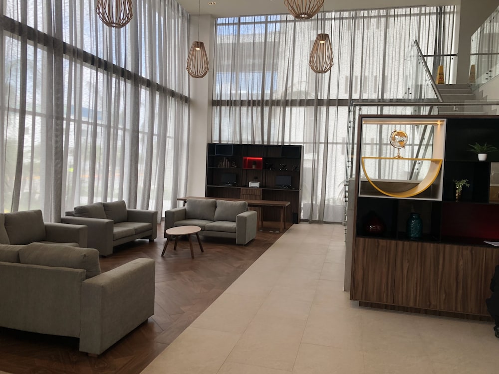 Holiday Inn And Suites Monterrey Apodaca Zona Airport 50/77