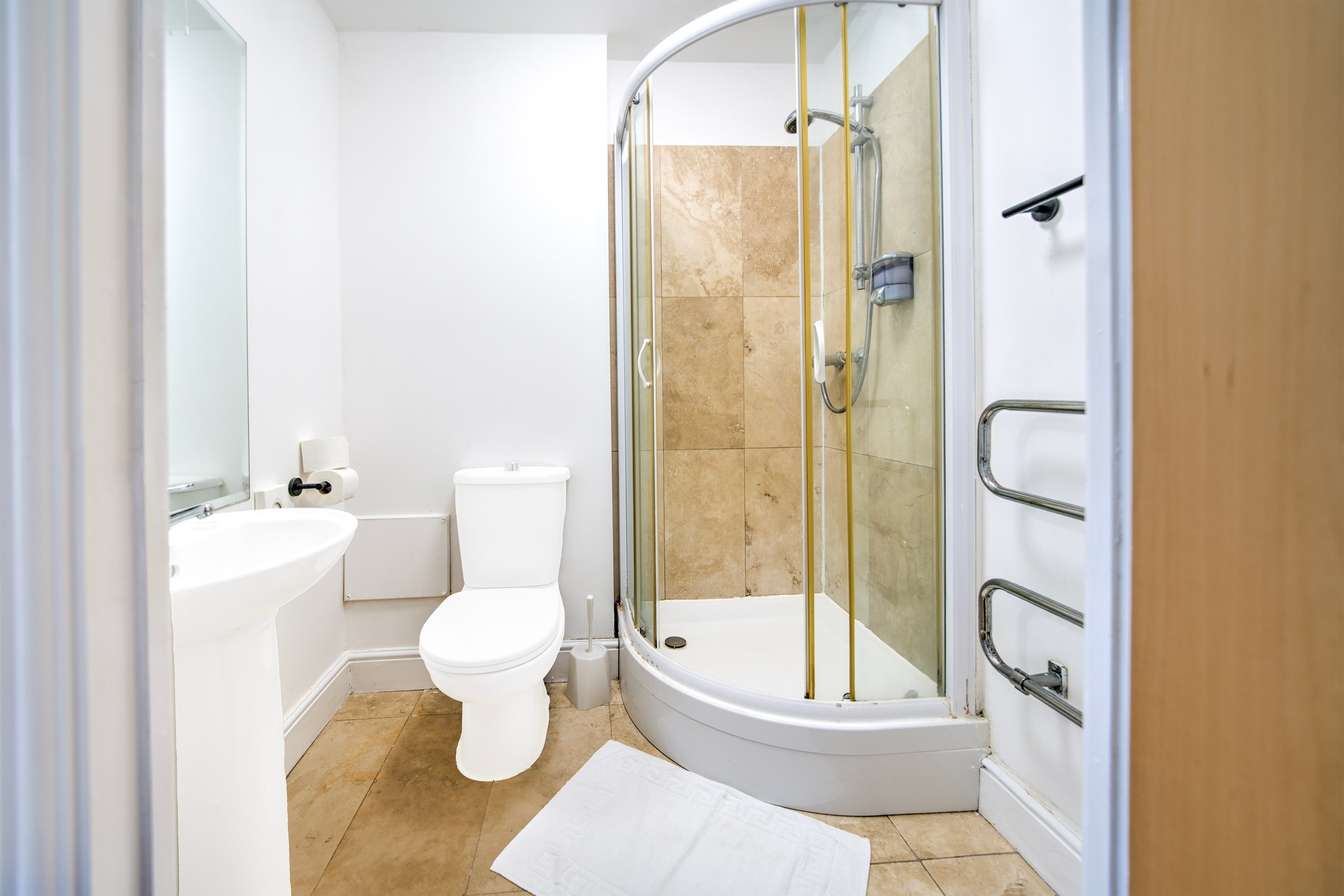 GO2 Gloucester Hotel by OYO 39/40