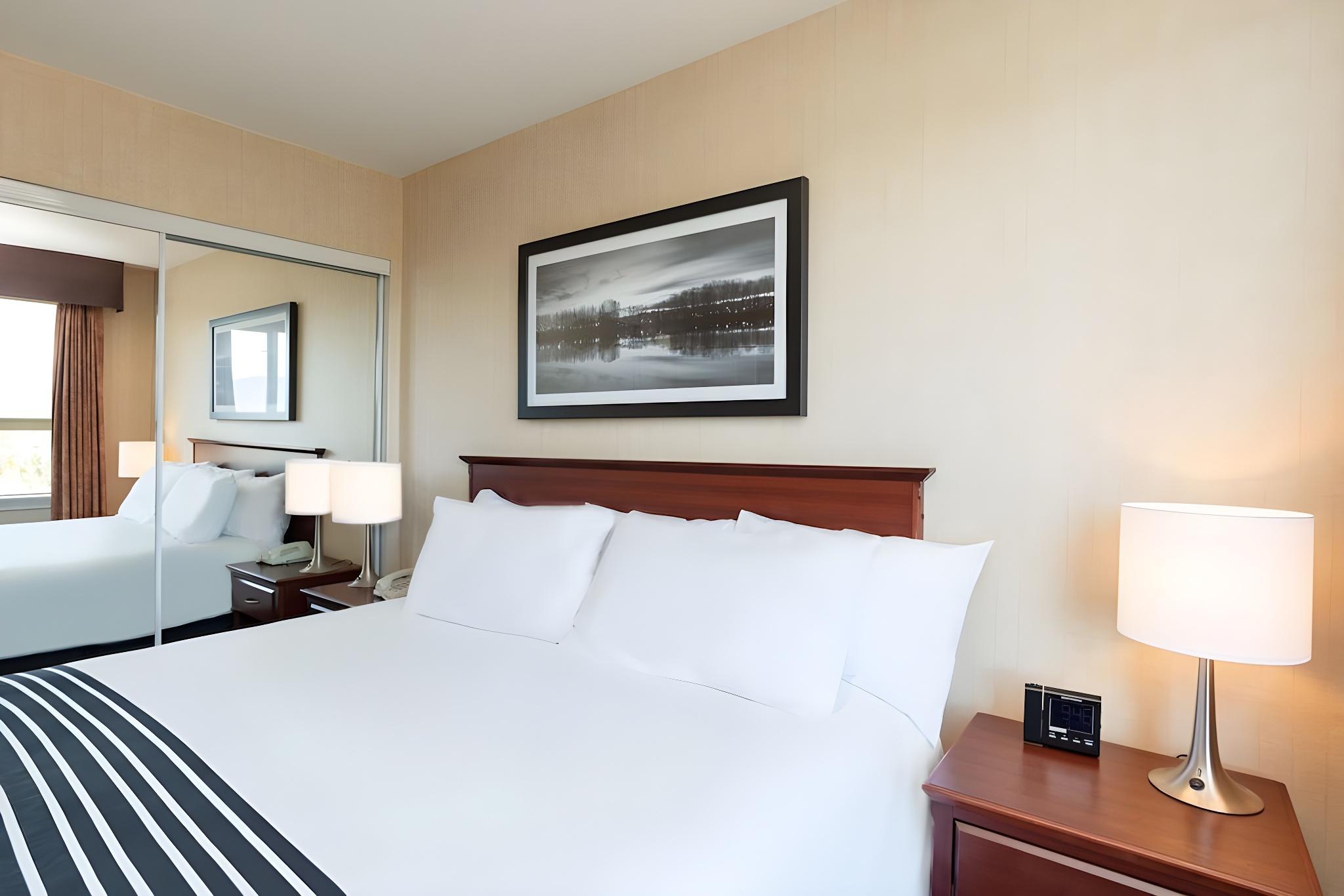 Suite, King Bed, Sofa