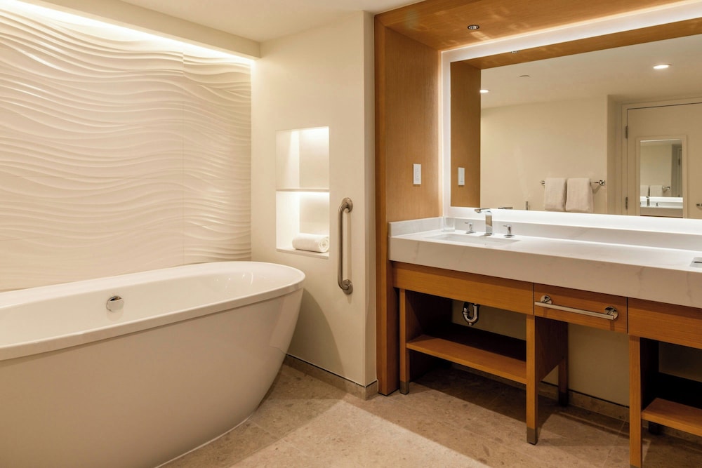 Tradewinds, Suite, King Bed, Ocean Front, Sofa, Adult Only, Club Lounge Access، Aruba Marriott And Stellaris Casino 5/5