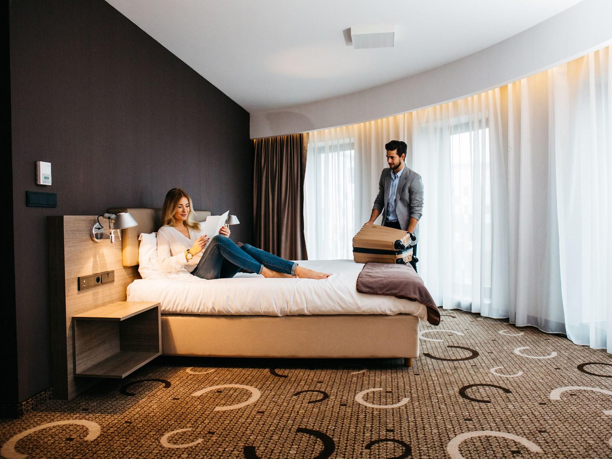 STUDIO, SUITE, QUEEN BED, BATHTUB