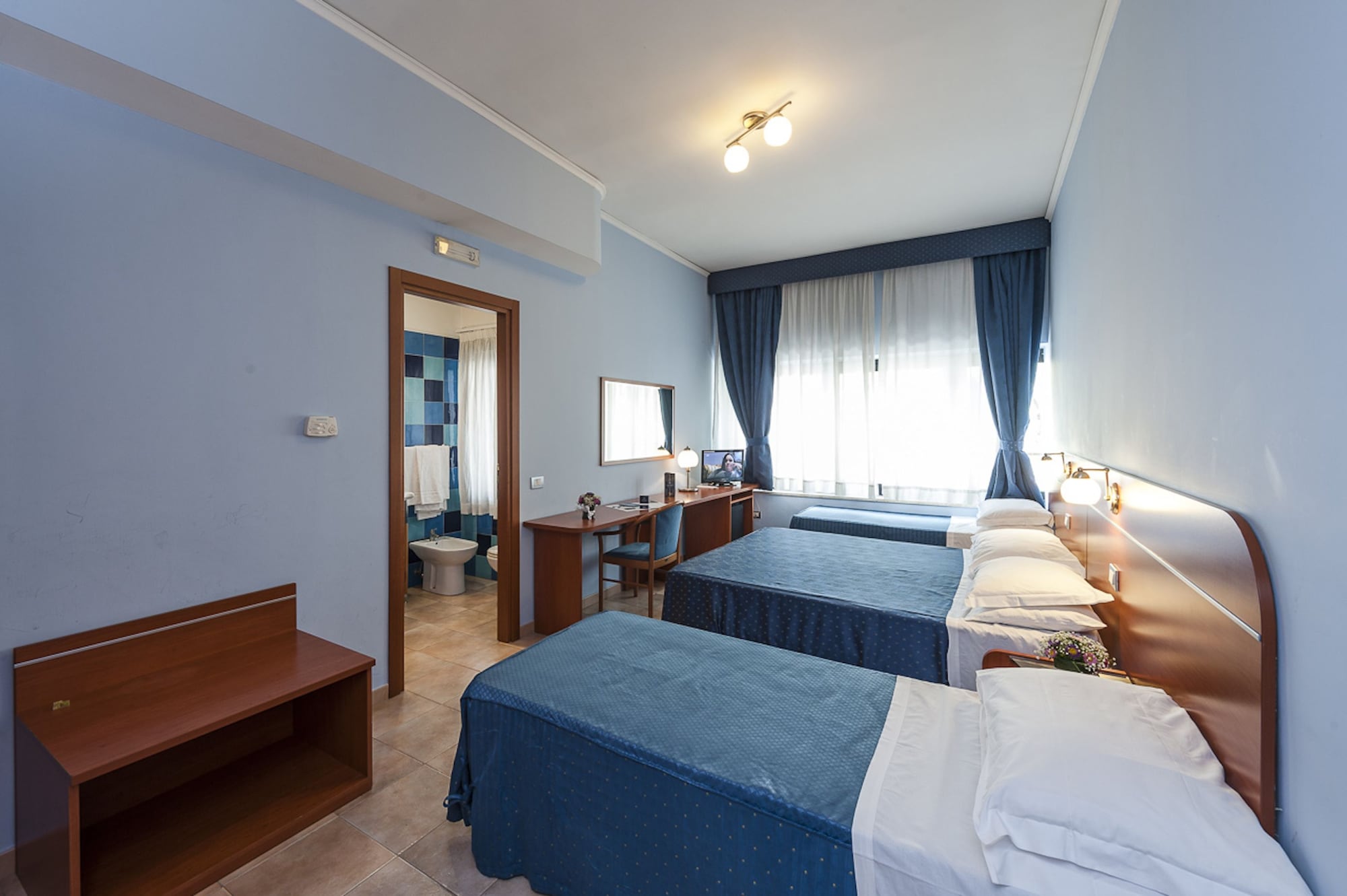 ROOM, QUADRUPLE