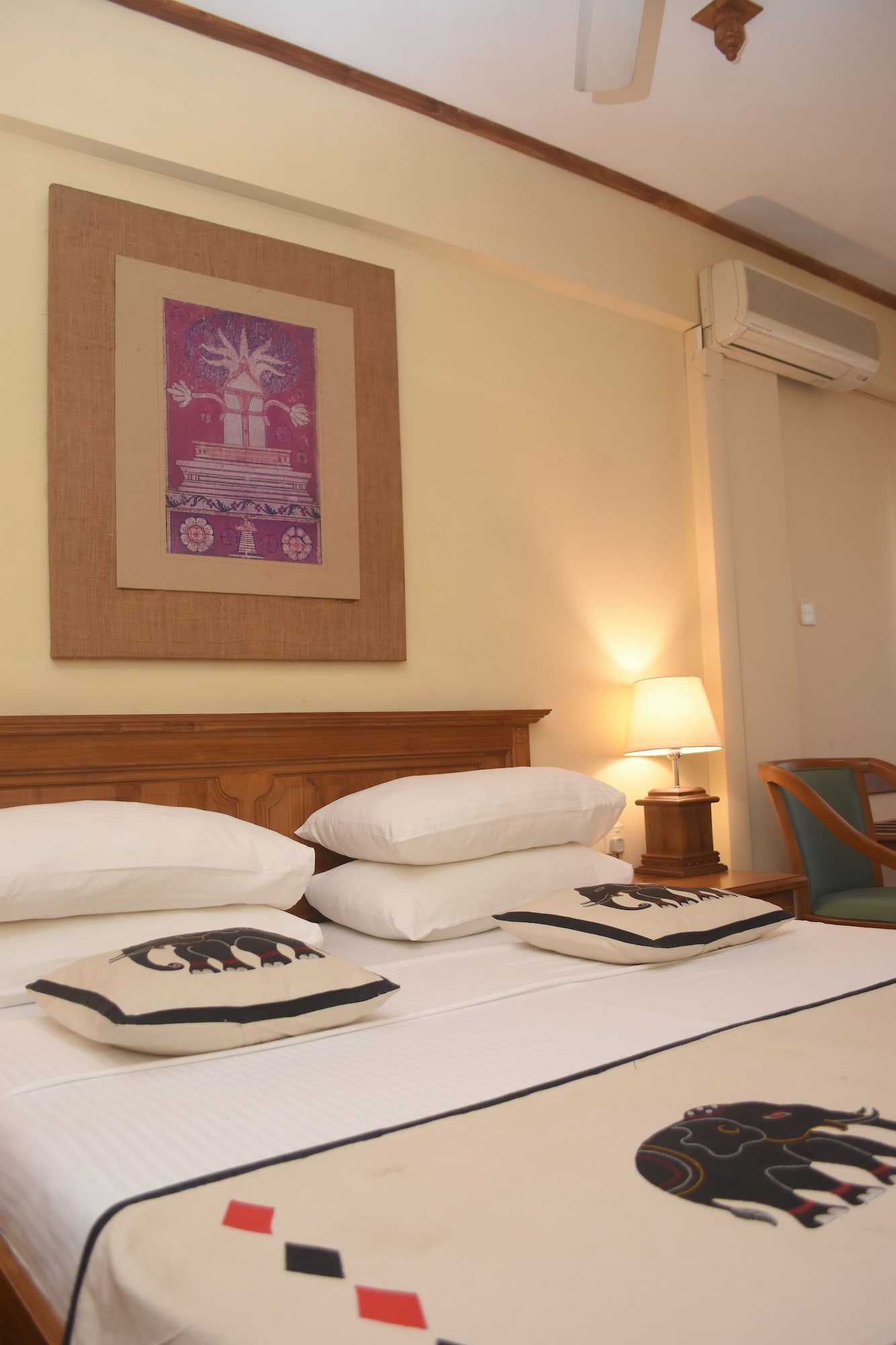 DELUXE, DOUBLE OR TWIN BED