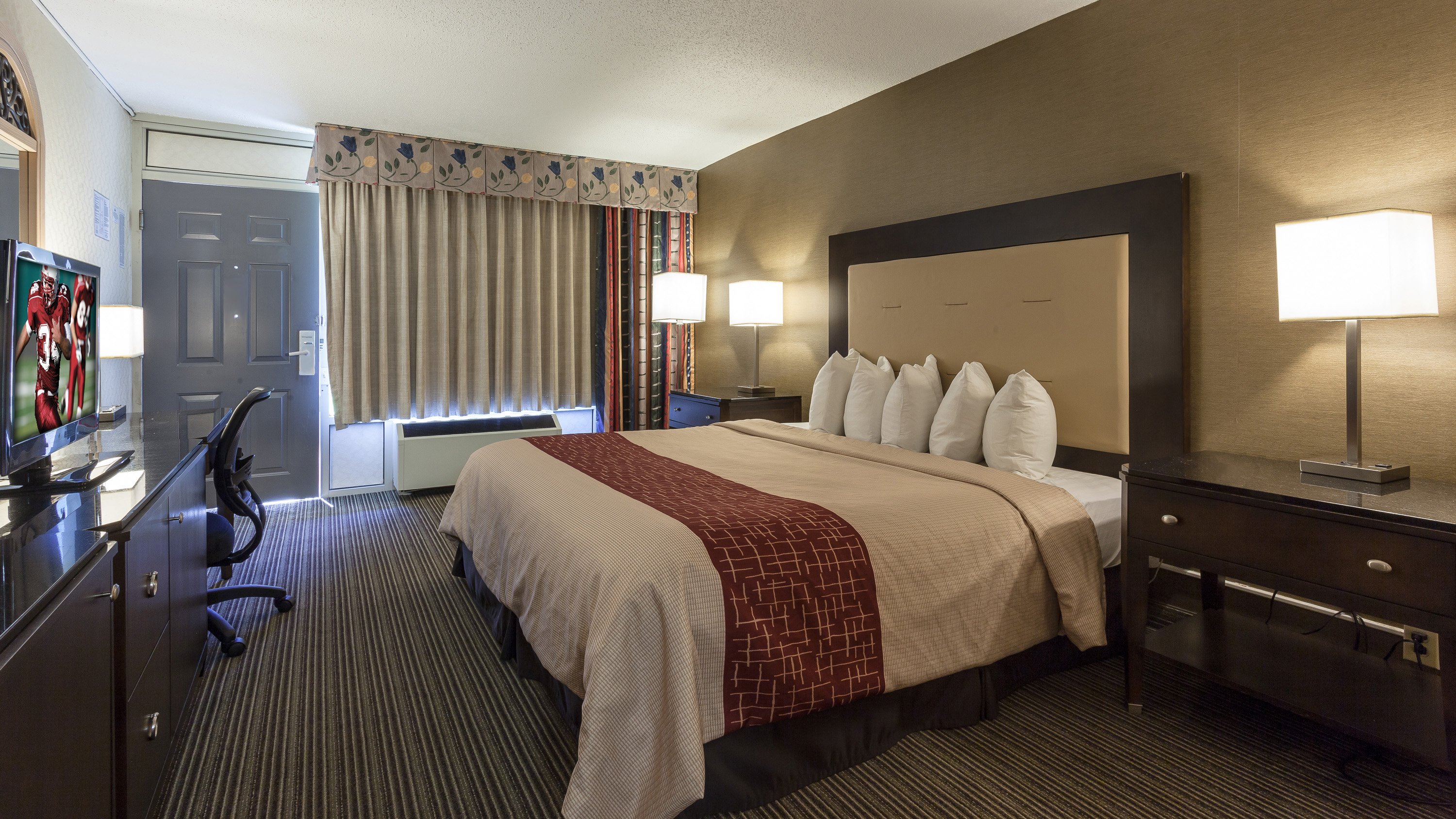 غرفة سوبيريور بسرير كينج، Red Roof Inn & Suites DeKalb 2/6