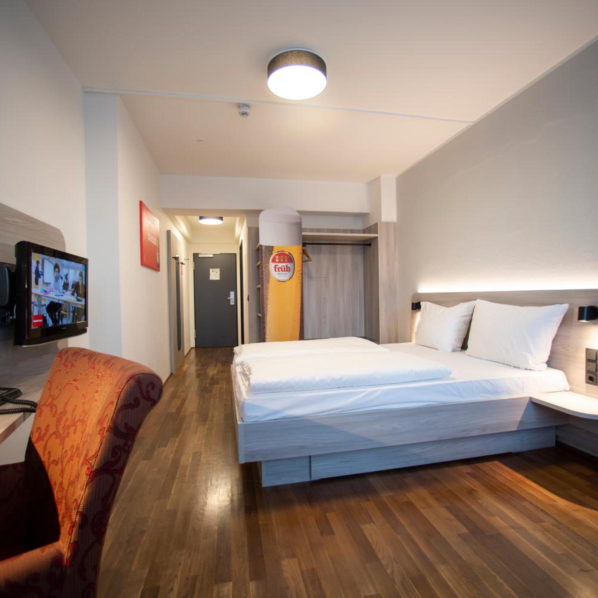 DELUXE, DOUBLE BED