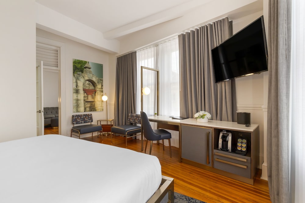 EXECUTIVE, SUITE, KING BED