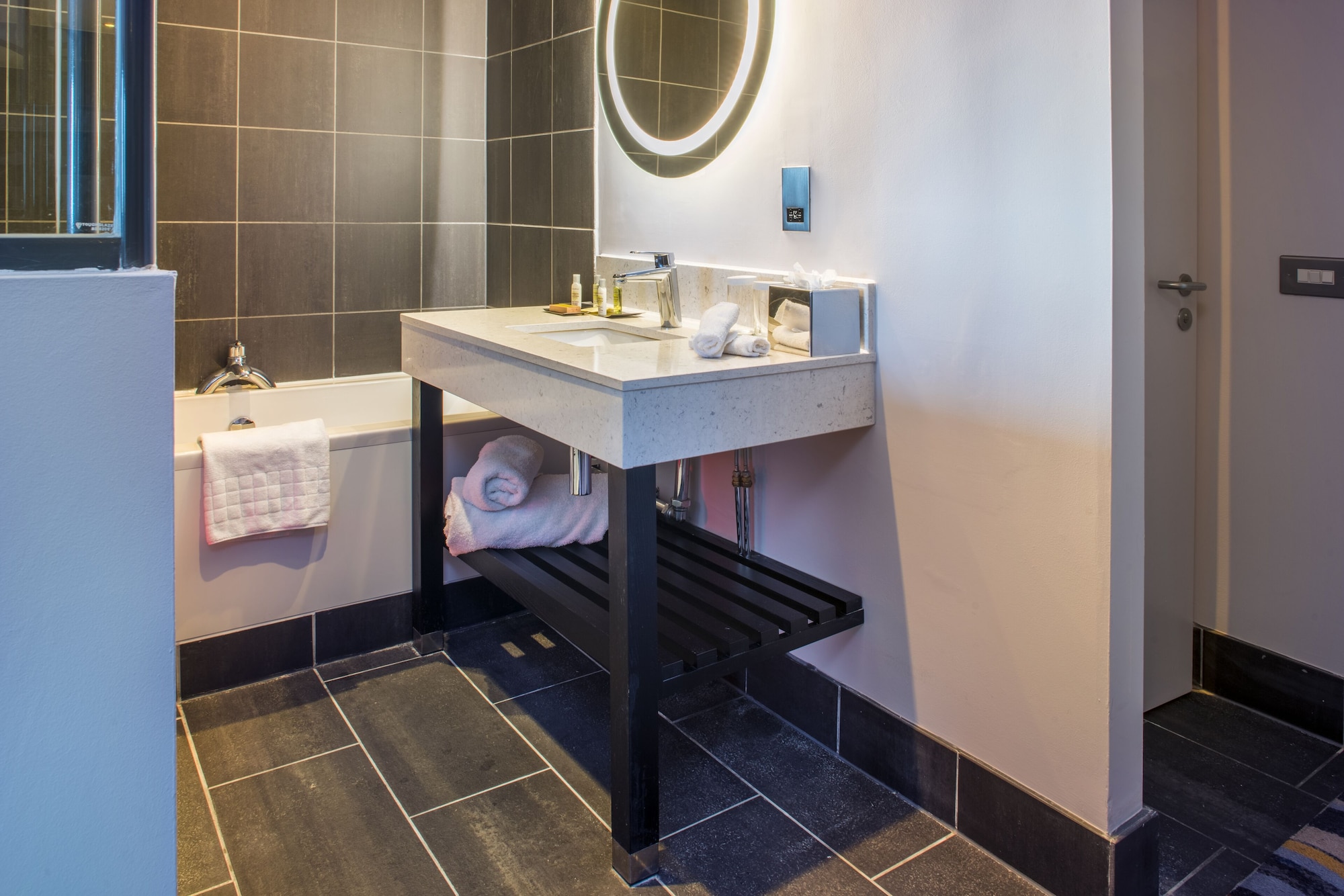 غرفة ديلوكس بسرير مزدوج، Doubletree By Hilton Bristol South Cadbury House 6/6