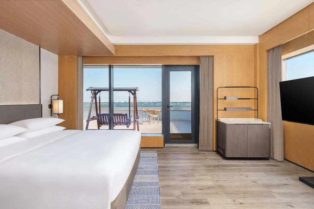 Guest Room, King Bed, Mountain View, Panoramic Terrace, Club Floor, Terrace