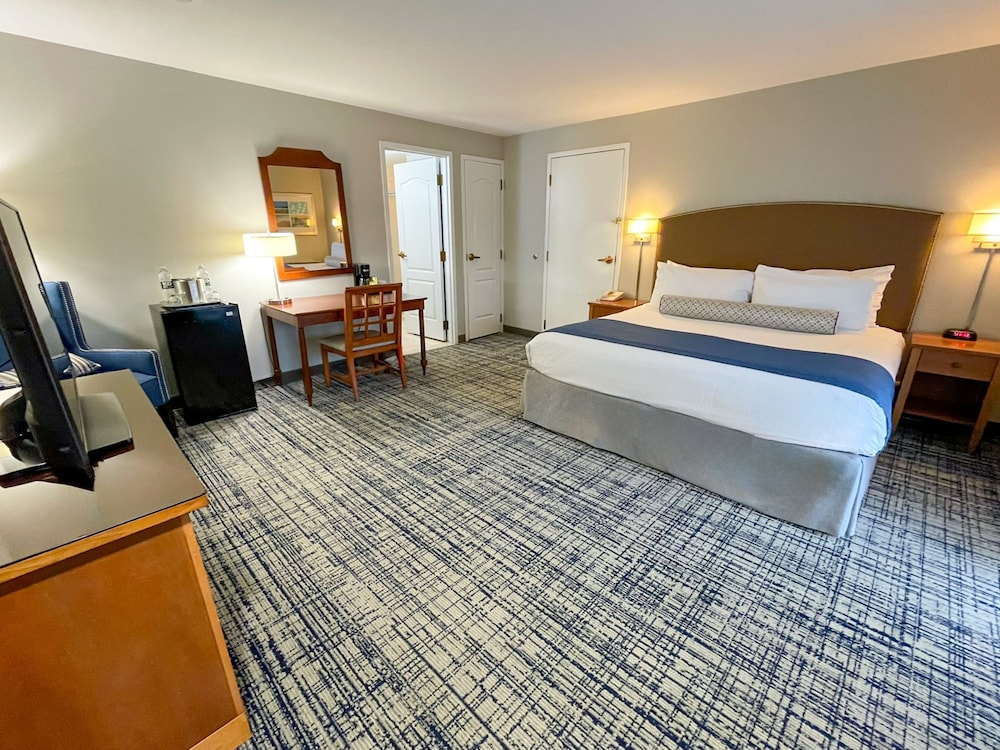 Room, King Bed, Water View, Balcony