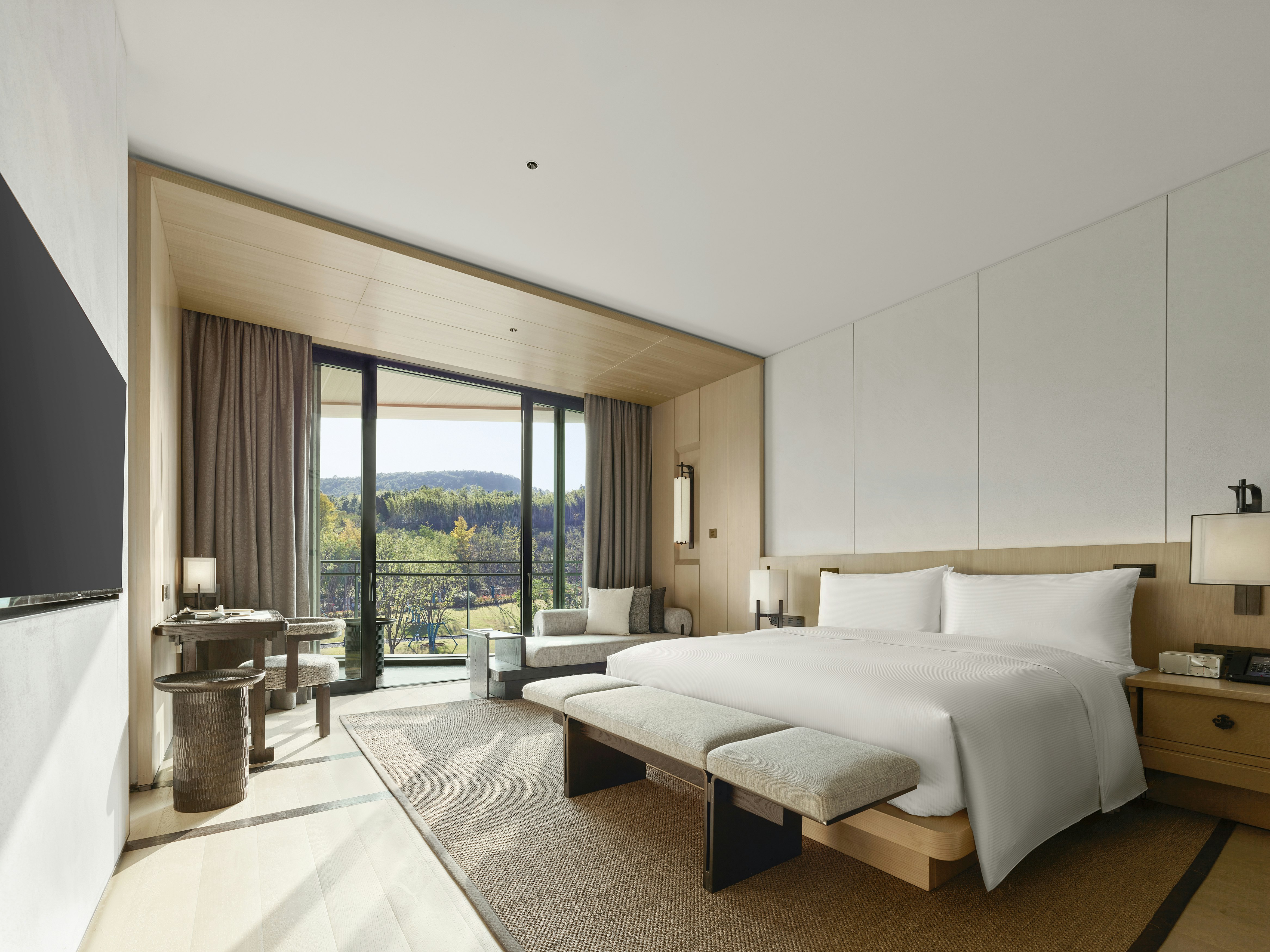 1 BEDROOM, SUITE, KING BED