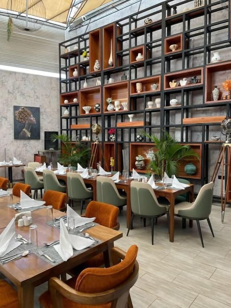 Emboita Hotel 46/50