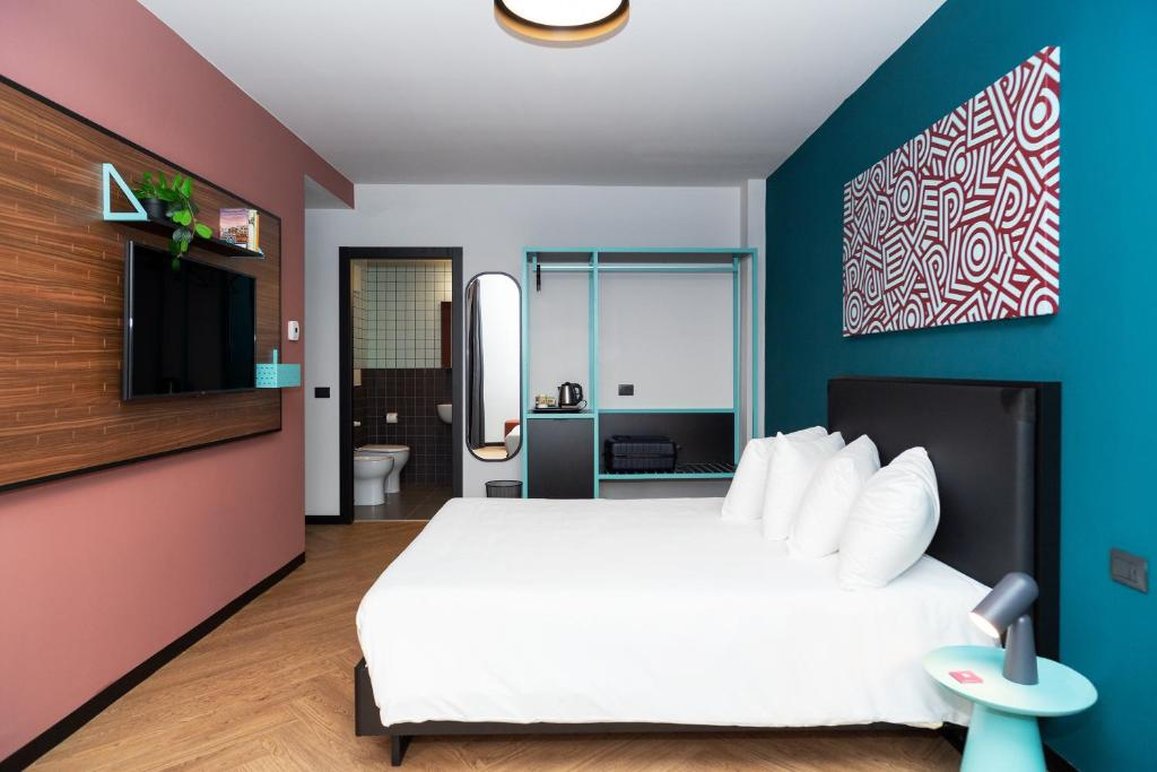 ROOM, DOUBLE BED