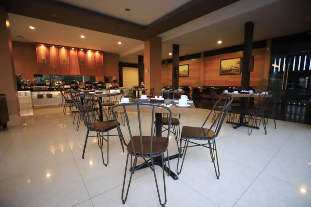 Oasis Siliwangi Sport Hotel 36/48