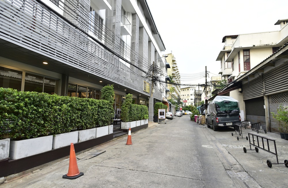 Ratchadamnoen Residence 67/75