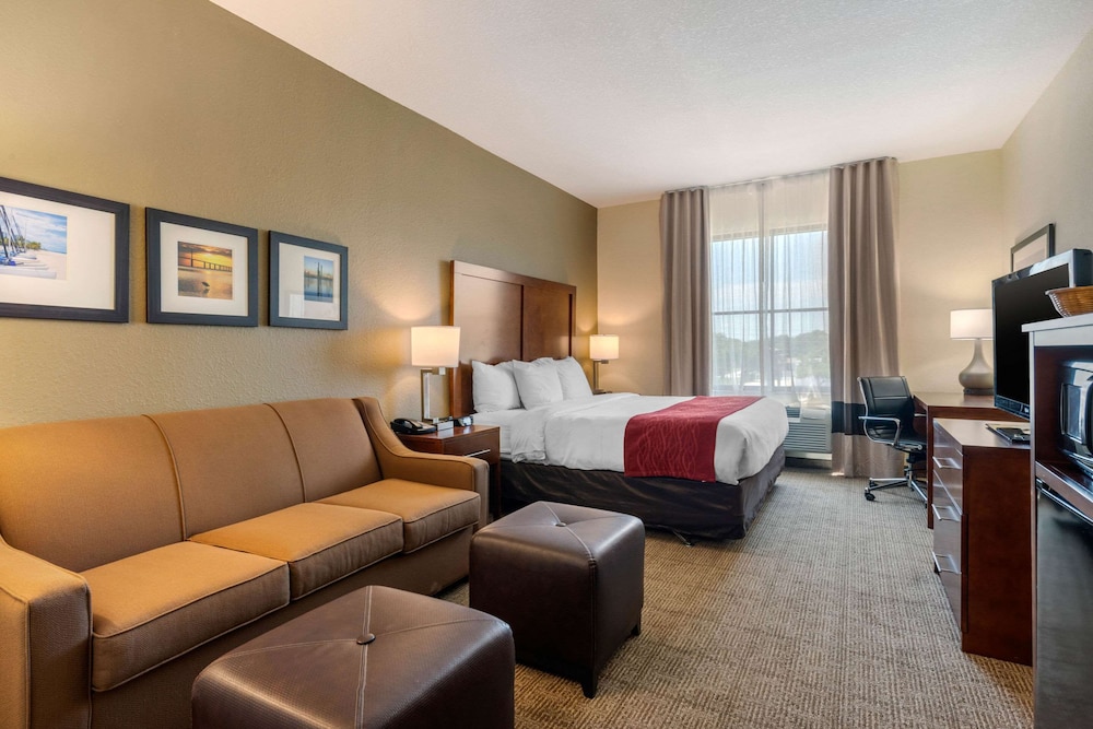 Comfort Inn & Suites Northeast - Gateway 18/32