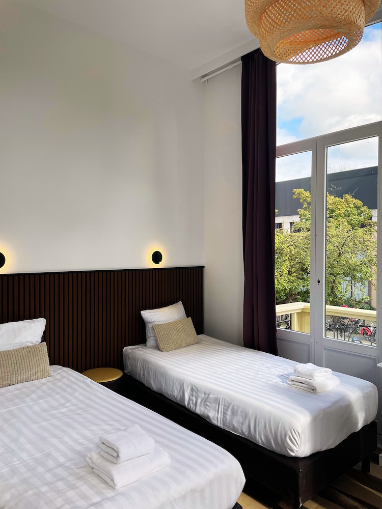 SIGNATURE, TWIN BEDS