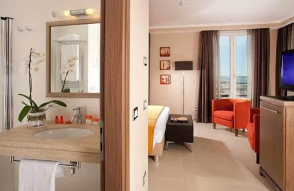 Hotel Tiber Fiumicino 67/68
