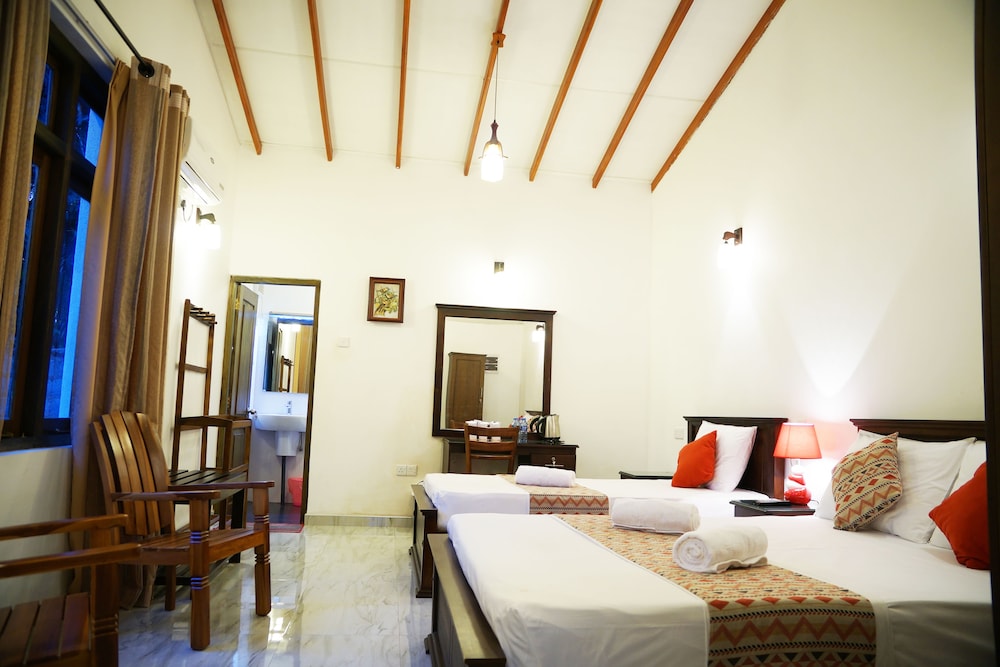 Moon Hills Hotel 7/50