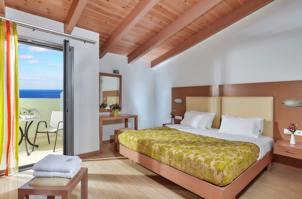 1 BEDROOM, FAMILY SUITE, PARTIAL SEA VIEW