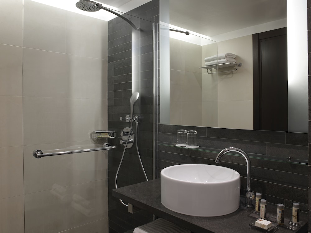 غرفة بريستيج بسرير كينج بشرفة، Renaissance Paris Arc de Triomphe Hotel 10/10