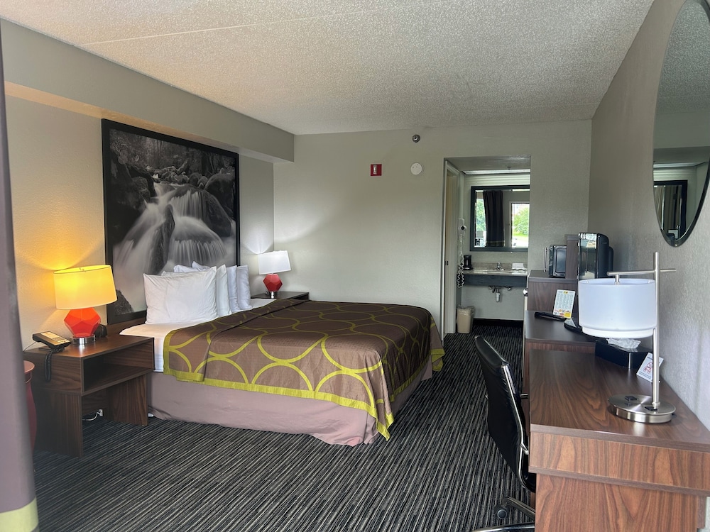 Super 8 by Wyndham Pigeon Forge Dollywood Lane 28/56