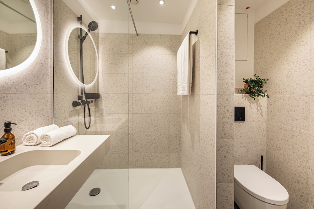 LOGINN Hotel Koln Airport 43/48