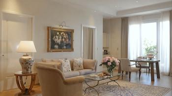 ROYAL, SUITE