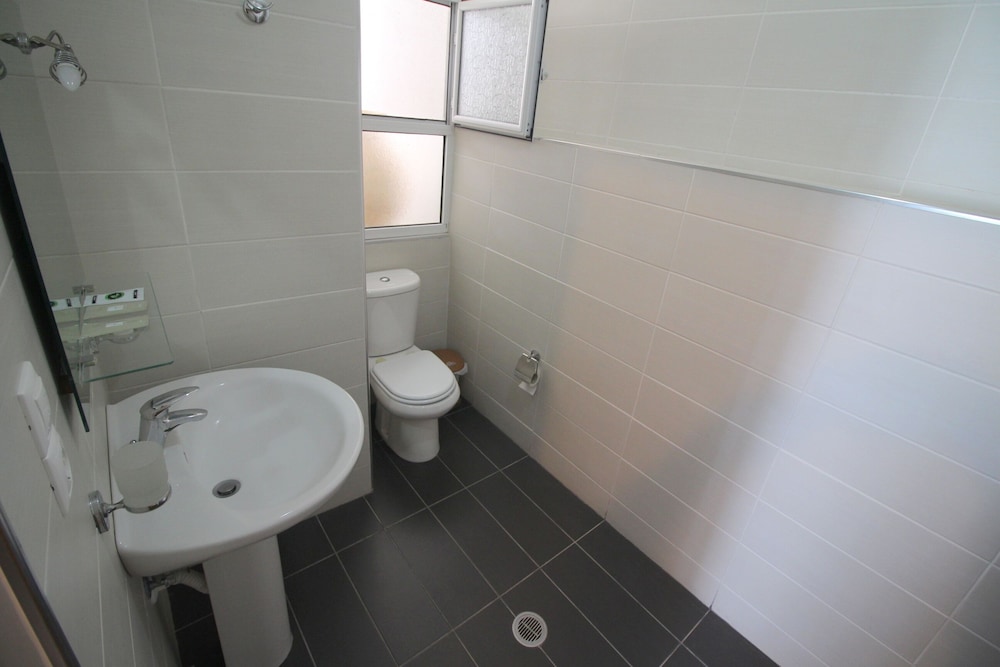 Panoramic, Studio, 1 Single and 2 Queen Beds, Olympia Bezaini 8/10