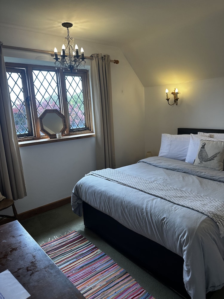 Dunsfold B&amp;B 19/44