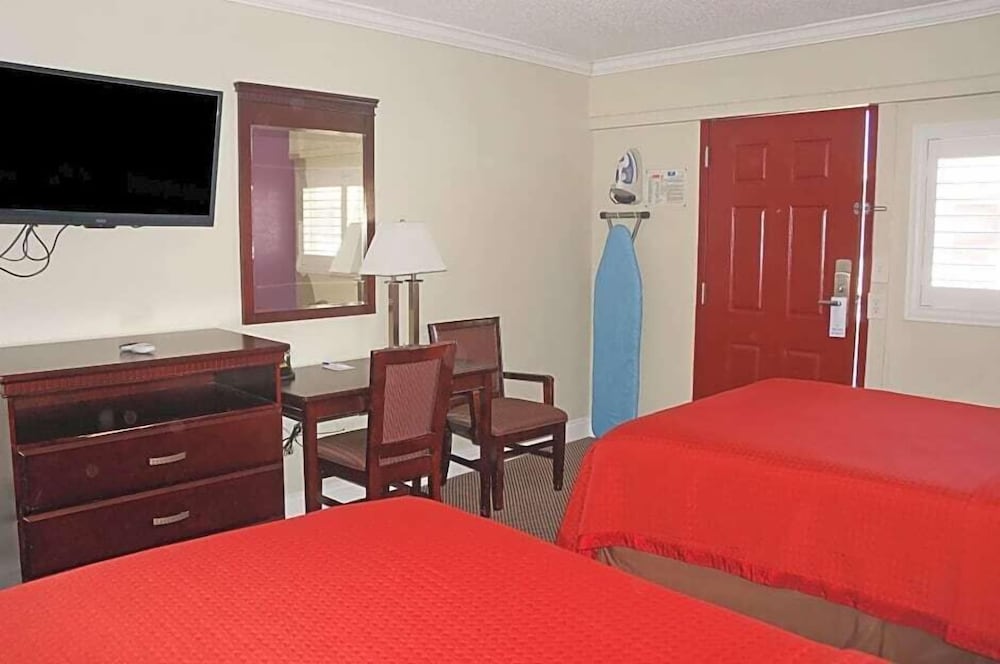 Dream Inn Fresno 24/50