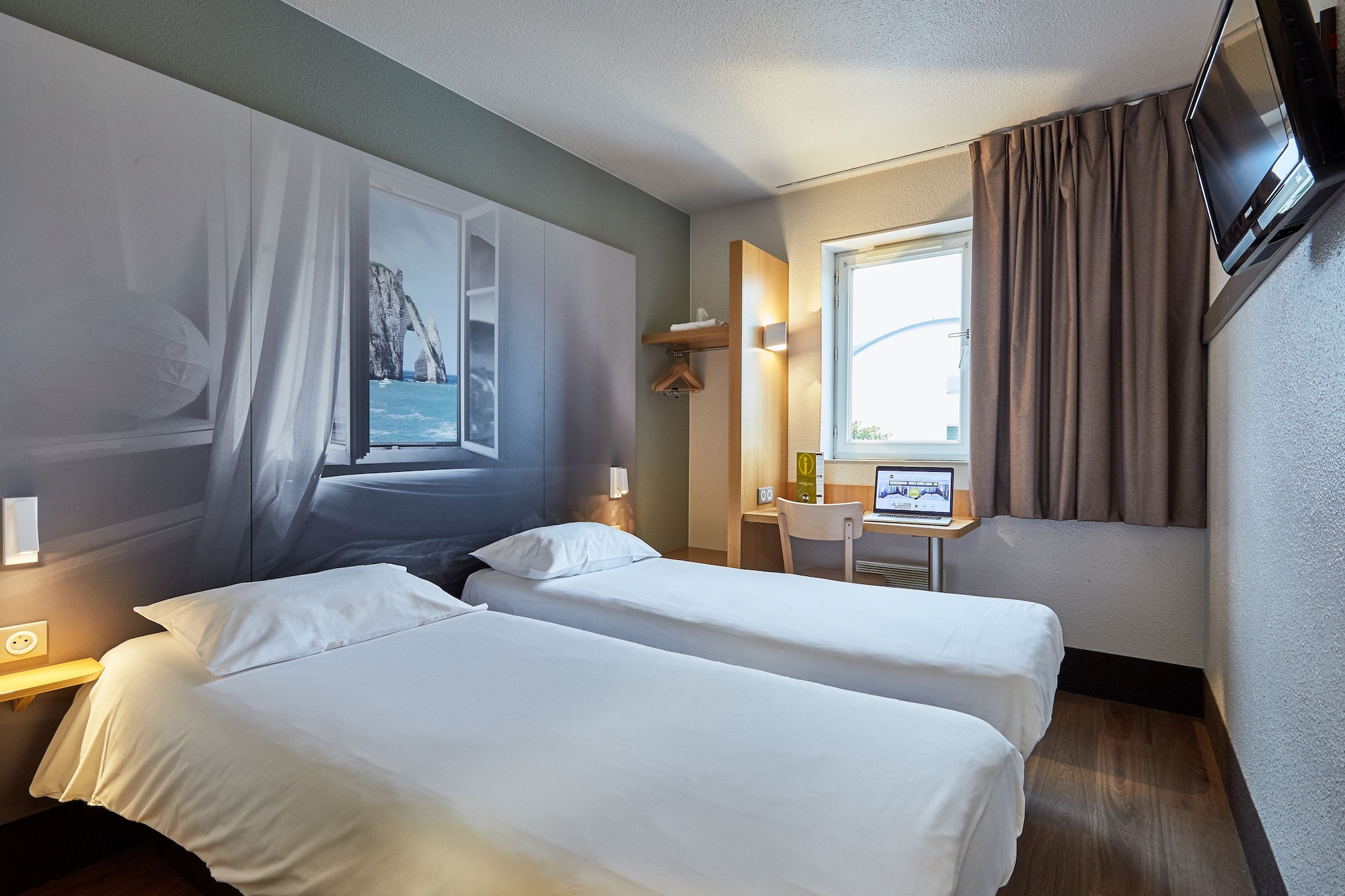ROOM, TWIN BEDS