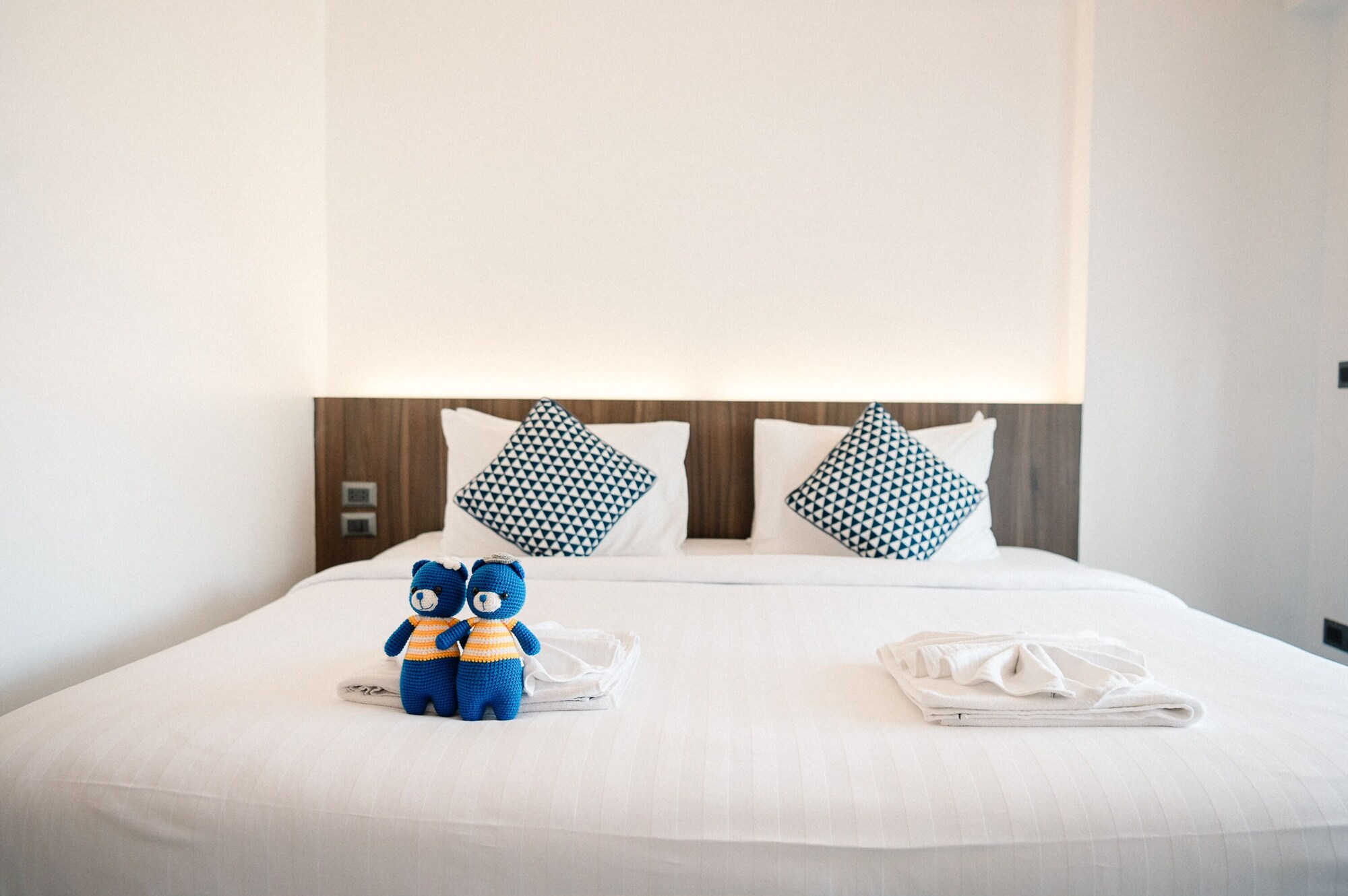 DELUXE, KING BED