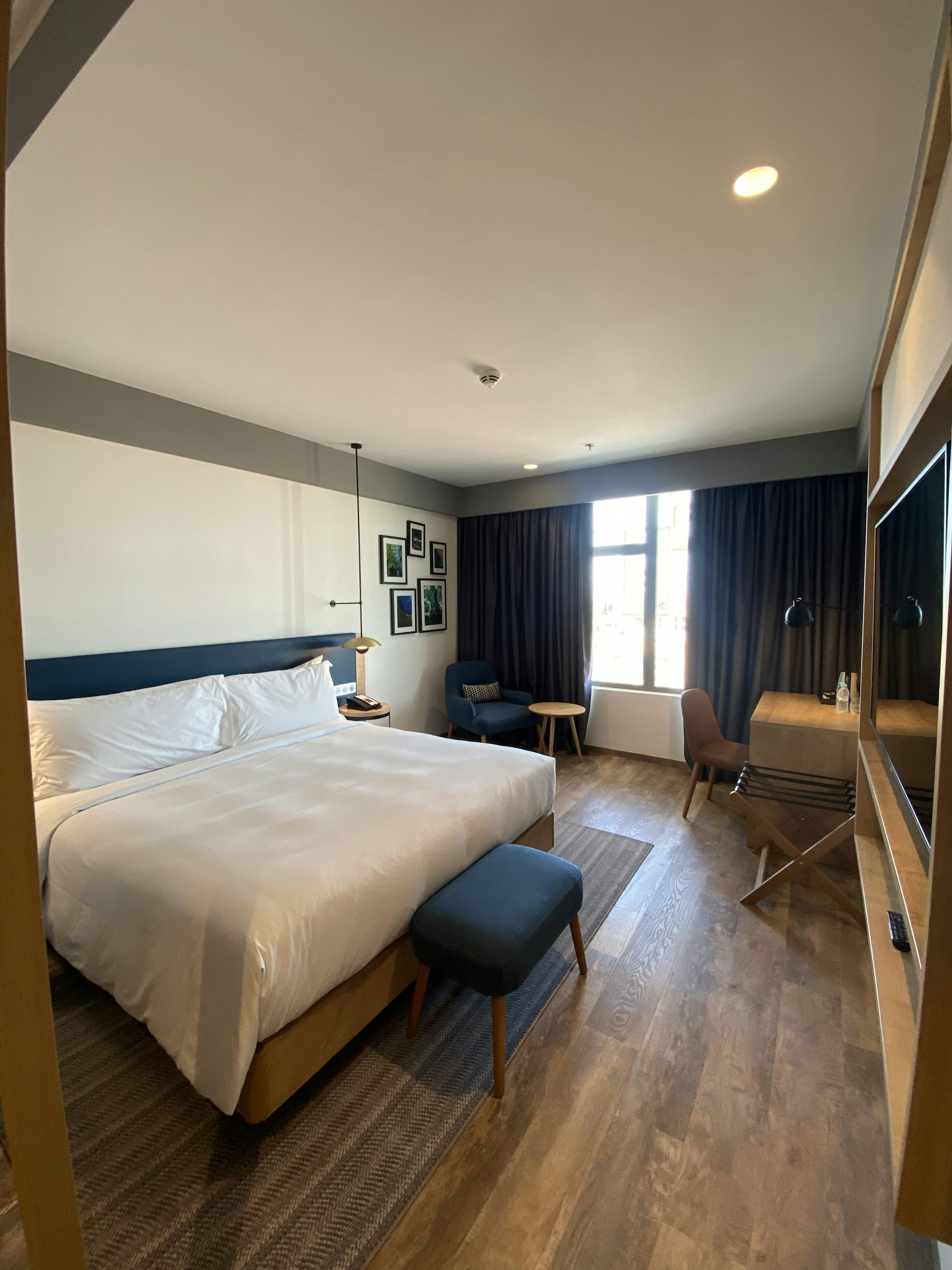 ROOM, KING BED
